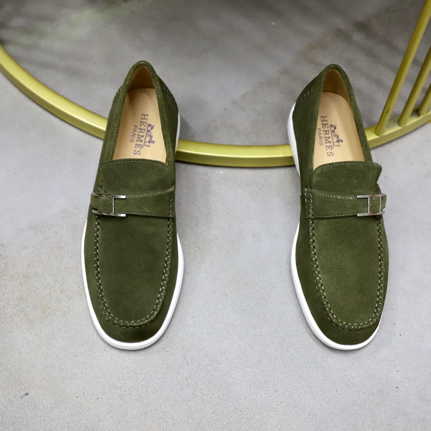 Ex-factory price: 540💰Hermès/Hermès slip-on men's shoes. This shoe is made of imported cow suede leather, with simple and smooth lines, and a 3CM rubber foam ultra-light sole combined with aerodynamic design! Youthful and fashionable, H button decoration, contrasting leather embellishment on the heel, calf lining to gently wrap your feet, with embossed logo cowhide feet, leather rock strips, casual and urban style, highlighting youthful vitality, sports and leisure version, super versatile Size number: 38-39-40-41-42-43-44 Standard leather shoe size (45 can be customized but does not support returns)